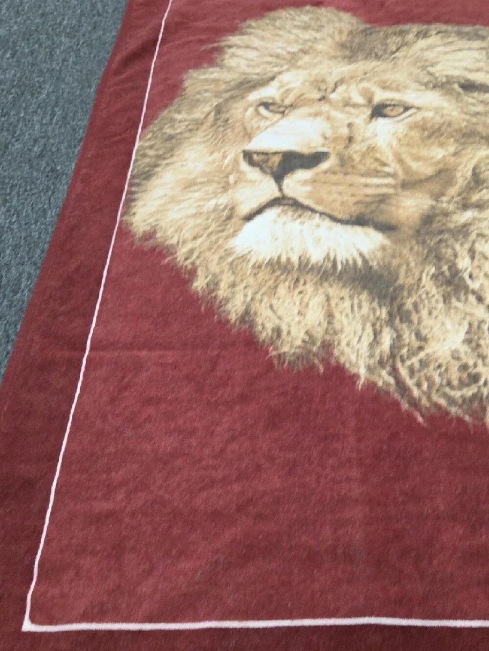 Vossen Lion Print Maroon Bath Towel - Soft Plush Home Bath Towel